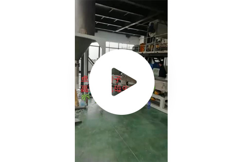 卓?jī)|雙轉(zhuǎn)子高端白色母生產(chǎn)中